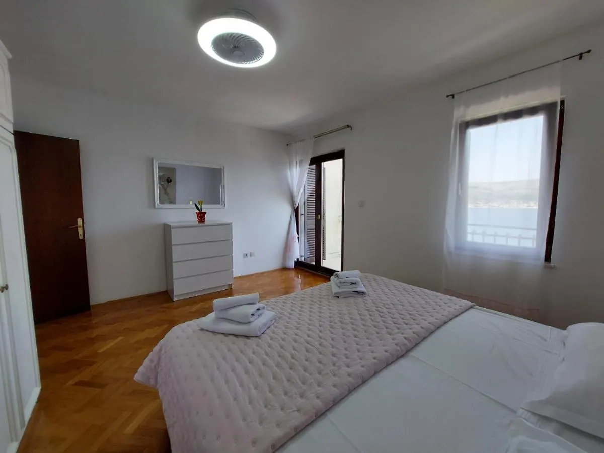 Holiday home Seafront House Nusha Villa Donji Okrug